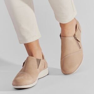 CLARKS Appley Zip Loafer in Sand Nubuck
